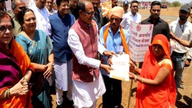 CM Shivraj : हर गरीब का होगा अपना आवास, कोई नहीं रहेगा मजबूर…गंधवानी तहसील के गाँव साली में 115 गरीबों को दिए गए आवासीय भू-अधिकार पत्र CM Shivraj : हर गरीब का होगा अपना आवास, कोई नहीं रहेगा मजबूर…गंधवानी तहसील के गाँव साली में 115 गरीबों को दिए गए आवासीय भू-अधिकार पत्र