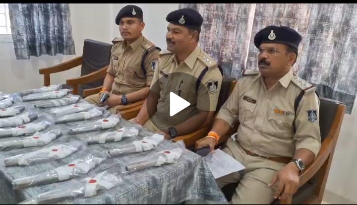BIG Weapons : हथियारों का बड़ा जखीरा…अंतरराज्यीय तस्कर से 17 देसी कट्टे बरामद…! VIDEO देखकर हैरान…देखें