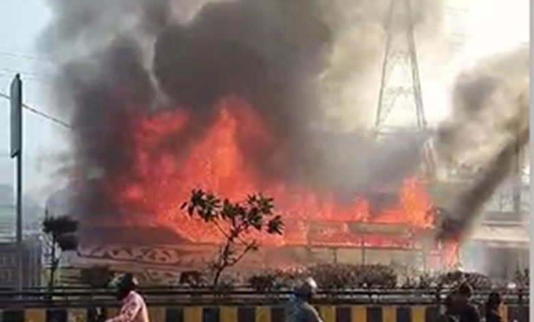 Indore Bus in Fire: बस में लगी भीषण आग, जलकर हुई खाक