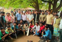 बाइक पर सवार होकर नक्सलियों के गढ़ रहे गांवों में पहुंचे कलेक्टर-सीईओ
