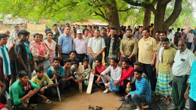 बाइक पर सवार होकर नक्सलियों के गढ़ रहे गांवों में पहुंचे कलेक्टर-सीईओ