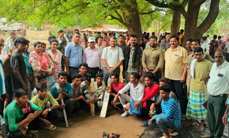 बाइक पर सवार होकर नक्सलियों के गढ़ रहे गांवों में पहुंचे कलेक्टर-सीईओ