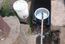 Jagdalpur Water Crisis: बूंद-बूंद को तरसे लोग! नाली में बर्तन रखकर भर रहे पानी
