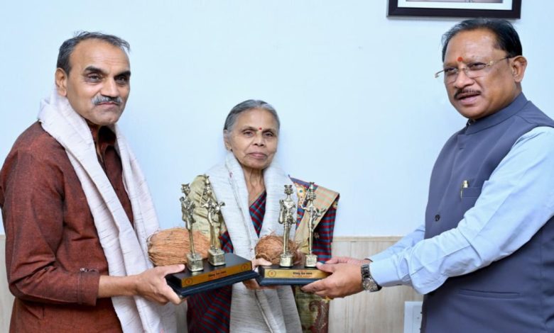 पद्मश्री डॉ. सुनीता और डॉ. रामचंद्र गोडबोले से मिले CM साय, बस्तर में 4 दशकों के सेवा कार्यों को सराहा