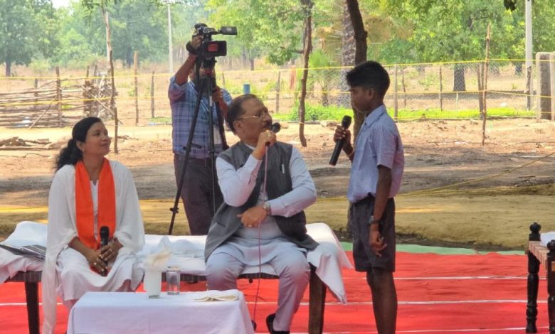 Sushasan Tihar 2026 : जहां लगती थी नक्सलियों की जन अदालत, आज वहीं CM साय की लगी जनचौपाल, ग्रामीणों से किया सीधा संवाद
