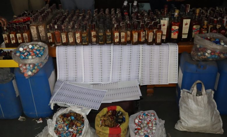 सावधान! चायपत्ती और स्प्रिट मिलाकर बन रही थी नकली शरा, 240 लीटर मिलावटी शराब जब्त सावधान! चायपत्ती और स्प्रिट मिलाकर बन रही थी नकली शरा, 240 लीटर मिलावटी शराब जब्त