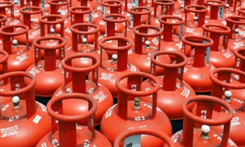 LPG Price Hike: फिर बढ़े गैस के दाम, 29 रुपये की बढ़ोतरी, जानिए अब कितना हुआ सिलेंडर LPG Price Hike: फिर बढ़े गैस के दाम, 29 रुपये की बढ़ोतरी, जानिए अब कितना हुआ सिलेंडर