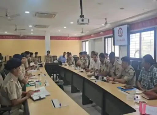 रायपुर पुलिस कमिश्नरेट की समीक्षा बैठक:कमिश्नर ने क्राइम DCP को स्पेशल टीम बनाने की दी नसीहत, मीटिंग में ACP को मिली समझाइश