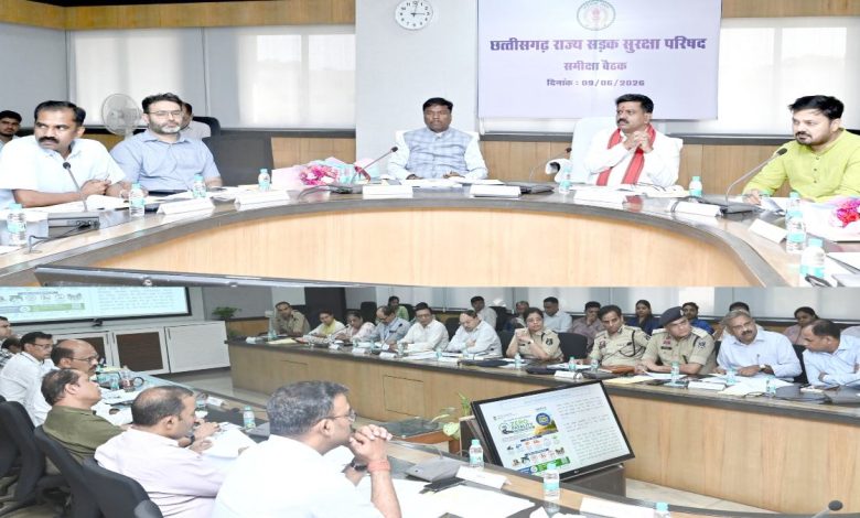 सड़क सुरक्षा परिषद की बैठक में बड़ा फैसला : सड़क में व्याप्त गड्ढों की होगी मरम्मत, दुर्ग मॉडल पूरे प्रदेश में लागू करने की तैयारी सड़क सुरक्षा परिषद की बैठक में बड़ा फैसला : सड़क में व्याप्त गड्ढों की होगी मरम्मत, दुर्ग मॉडल पूरे प्रदेश में लागू करने की तैयारी