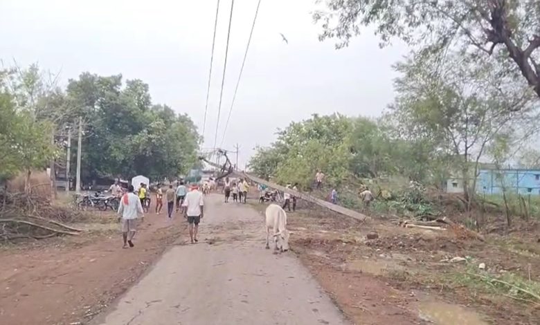 तेज आंधी-बारिश से गिरा मोबाइल टॉवर, पेड़ और बिजली खंभे भी हुए धराशायी, कई गांवों में ब्लैकआउट की स्थिति तेज आंधी-बारिश से गिरा मोबाइल टॉवर, पेड़ और बिजली खंभे भी हुए धराशायी, कई गांवों में ब्लैकआउट की स्थिति