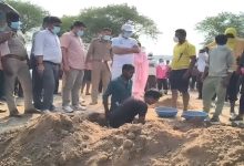 जहरीली शराब से 8 लोगों की मौत, पुलिस ने कब्र खोदकर निकाला शव, जांच के लिए भेजे गए सैंपल जहरीली शराब से 8 लोगों की मौत, पुलिस ने कब्र खोदकर निकाला शव, जांच के लिए भेजे गए सैंपल