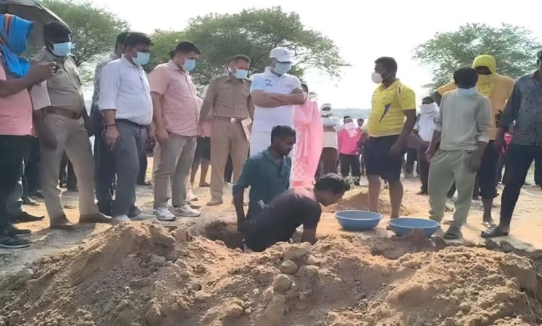 जहरीली शराब से 8 लोगों की मौत, पुलिस ने कब्र खोदकर निकाला शव, जांच के लिए भेजे गए सैंपल जहरीली शराब से 8 लोगों की मौत, पुलिस ने कब्र खोदकर निकाला शव, जांच के लिए भेजे गए सैंपल