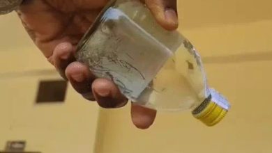 Balod News: सीलबंद शराब बोतल में निकले कांच के टुकड़े, VIDEO: बालोद में देशी दुकान से खरीदा था पौवा