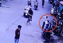 थोक मंडी में व्यापारी से दिनदहाड़े लूट : लाखों रुपए से भरा बैग छीनकर भाग निकले दो नकाबपोश बदमाश, पूरी वारदात CCTV कैमरे में कैद