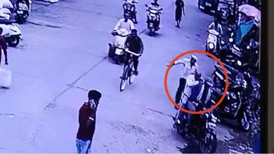 थोक मंडी में व्यापारी से दिनदहाड़े लूट : लाखों रुपए से भरा बैग छीनकर भाग निकले दो नकाबपोश बदमाश, पूरी वारदात CCTV कैमरे में कैद थोक मंडी में व्यापारी से दिनदहाड़े लूट : लाखों रुपए से भरा बैग छीनकर भाग निकले दो नकाबपोश बदमाश, पूरी वारदात CCTV कैमरे में कैद
