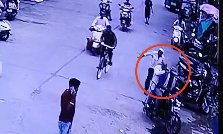 थोक मंडी में व्यापारी से दिनदहाड़े लूट : लाखों रुपए से भरा बैग छीनकर भाग निकले दो नकाबपोश बदमाश, पूरी वारदात CCTV कैमरे में कैद थोक मंडी में व्यापारी से दिनदहाड़े लूट : लाखों रुपए से भरा बैग छीनकर भाग निकले दो नकाबपोश बदमाश, पूरी वारदात CCTV कैमरे में कैद