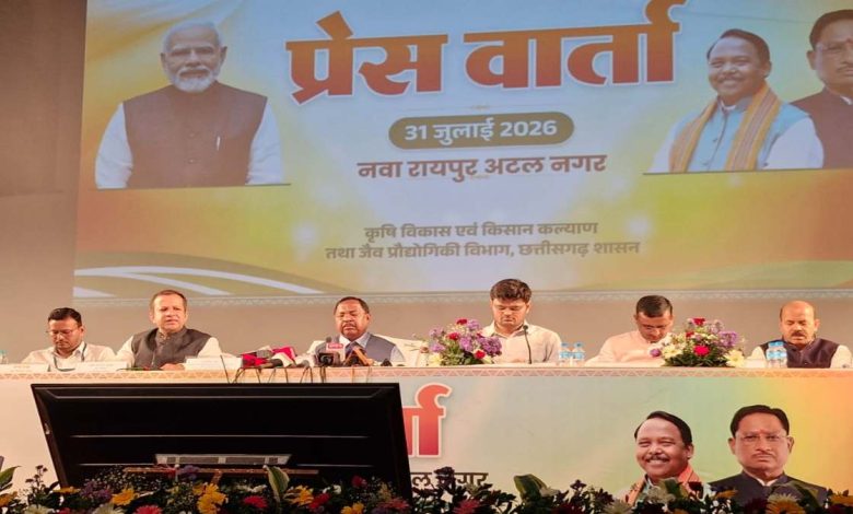 खाद की कालाबाजारी पर सख्ती : कृषि मंत्री नेताम ने कहा- 472 जगहों पर हुई कार्रवाई, 68 हजार बोरी खाद जब्त, 11 लोगों पर FIR खाद की कालाबाजारी पर सख्ती : कृषि मंत्री नेताम ने कहा- 472 जगहों पर हुई कार्रवाई, 68 हजार बोरी खाद जब्त, 11 लोगों पर FIR