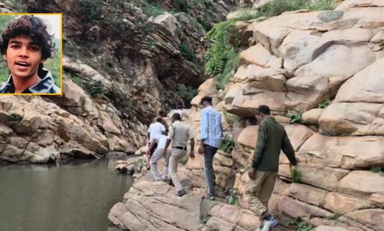 CG News: पानी के तेज बहाव में बहा युवक, देर शाम तक नहीं मिला सुराग, दोस्तों के साथ आया था पिकनिक मनाने CG News: पानी के तेज बहाव में बहा युवक, देर शाम तक नहीं मिला सुराग, दोस्तों के साथ आया था पिकनिक मनाने