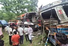 कोंडागांव के NH-30 पर बस-ट्रक की टक्कर:बोरगांव पुल के पास हादसा, एक दर्जन से अधिक यात्री घायल, लोगों ने घायलों को बाहर निकाला