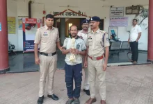 घर से निकालने की बात पर दोस्त की हत्या:हथौड़े से सिर पर वार कर मार डाला, शव कमरे में छोड़कर भागा, अब गिरफ्तार