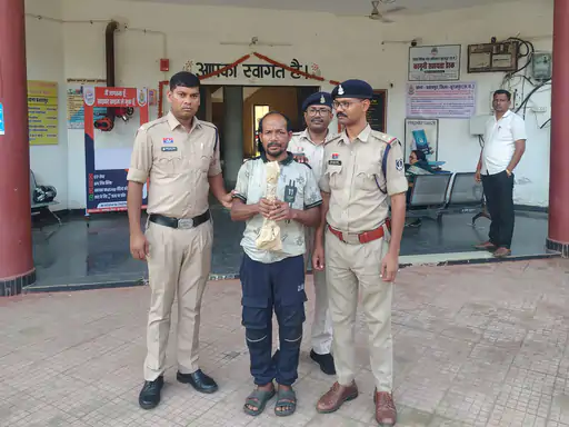 घर से निकालने की बात पर दोस्त की हत्या:हथौड़े से सिर पर वार कर मार डाला, शव कमरे में छोड़कर भागा, अब गिरफ्तार