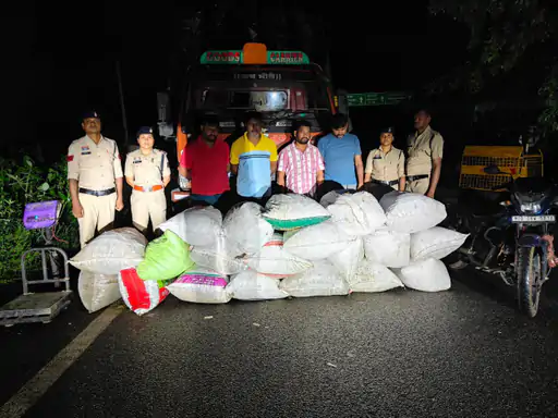 2 करोड़ का गांजा जब्त:गरियाबंद में आगे बाइक से पायलटिंग कर रहे थे तस्कर; ओडिशा से महाराष्ट्र ले जा रहे थे, 5 अरेस्ट 2 करोड़ का गांजा जब्त:गरियाबंद में आगे बाइक से पायलटिंग कर रहे थे तस्कर; ओडिशा से महाराष्ट्र ले जा रहे थे, 5 अरेस्ट