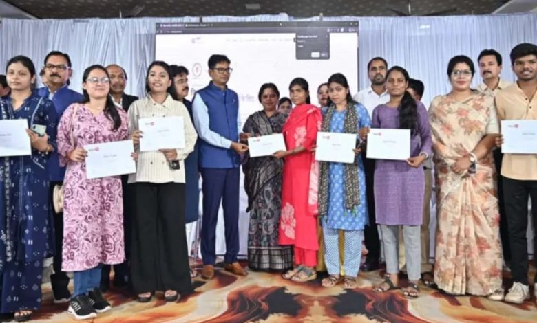 धमतरी में GEN Z युवाओं को मंत्री ओपी चौधरी की सौगात, एआई प्रशिक्षण लेने वाले युवाओं को दी 10-10 हजार रुपये की प्रोत्साहन राशि धमतरी में GEN Z युवाओं को मंत्री ओपी चौधरी की सौगात, एआई प्रशिक्षण लेने वाले युवाओं को दी 10-10 हजार रुपये की प्रोत्साहन राशि