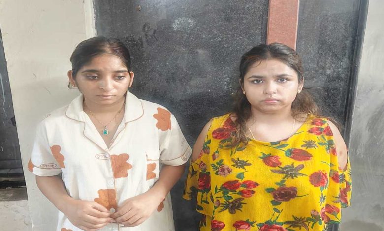 45 करोड़ का निवेश दिलाने का झांसा देकर कारोबारी से 1.13 करोड़ की ठगी, नागपुर से दो महिला आरोपी गिरफ्तार 45 करोड़ का निवेश दिलाने का झांसा देकर कारोबारी से 1.13 करोड़ की ठगी, नागपुर से दो महिला आरोपी गिरफ्तार