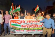 राष्ट्रगीत को लेकर छत्तीसगढ़ में गरमाई सियासत: राजधानी में भाजपा ने निकाली मशाल रैली, कांग्रेस भवन के बाहर किया वंदे मातरम् का सामूहिक गायन, इधर आमने-सामने आए दोनों दलों के कार्यकर्ता