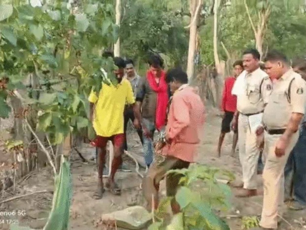 गला दबाकर पत्नी की हत्या,शव जलाकर हड्डियां आंगन में दफनाया:गुमशुदगी की झूठी रिपोर्ट दर्ज कराई, पालक की सब्जी को लेकर गला घोंटा, आरोपी गिरफ्तार गला दबाकर पत्नी की हत्या,शव जलाकर हड्डियां आंगन में दफनाया:गुमशुदगी की झूठी रिपोर्ट दर्ज कराई, पालक की सब्जी को लेकर गला घोंटा, आरोपी गिरफ्तार