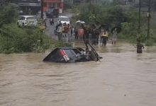 दादर नाले में बही, दो युवक बचे:युवा कांग्रेस नेता नशे में था, पुलिस ने वाहन जब्त कर केस दर्ज किया