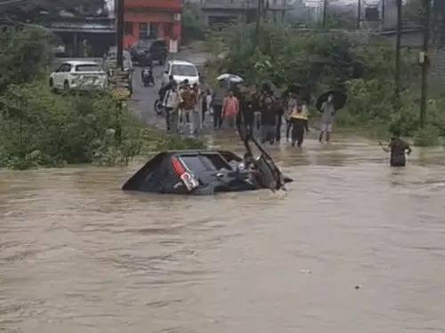 दादर नाले में बही, दो युवक बचे:युवा कांग्रेस नेता नशे में था, पुलिस ने वाहन जब्त कर केस दर्ज किया दादर नाले में बही, दो युवक बचे:युवा कांग्रेस नेता नशे में था, पुलिस ने वाहन जब्त कर केस दर्ज किया
