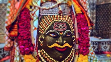 आखिरी सावन सोमवार, झारखंड के देवघर में 4km लंबी कतार:काशी में 1 लाख श्रद्धालु दर्शन कर चुके; उज्जैन में चांदी के त्रिशूल-मुकुट से श्रृंगार