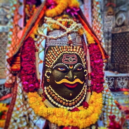 आखिरी सावन सोमवार, झारखंड के देवघर में 4km लंबी कतार:काशी में 1 लाख श्रद्धालु दर्शन कर चुके; उज्जैन में चांदी के त्रिशूल-मुकुट से श्रृंगार