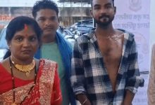 बासी समोसे की शिकायत पर ग्राहक को पीटा, VIDEO:होटल संचालक ने साथियों संग ग्राहक पर बरसाए मुक्के, बहन से भी की धक्का-मुक्की