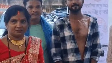 बासी समोसे की शिकायत पर ग्राहक को पीटा, VIDEO:होटल संचालक ने साथियों संग ग्राहक पर बरसाए मुक्के, बहन से भी की धक्का-मुक्की