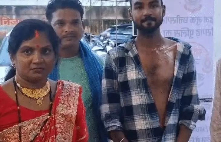 बासी समोसे की शिकायत पर ग्राहक को पीटा, VIDEO:होटल संचालक ने साथियों संग ग्राहक पर बरसाए मुक्के, बहन से भी की धक्का-मुक्की बासी समोसे की शिकायत पर ग्राहक को पीटा, VIDEO:होटल संचालक ने साथियों संग ग्राहक पर बरसाए मुक्के, बहन से भी की धक्का-मुक्की