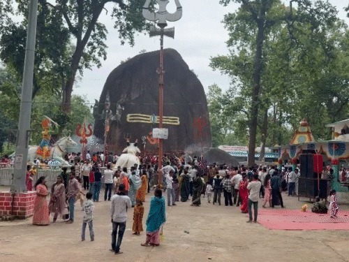 सावन का पहला सोमवार…हटकेश्वर महादेव का गणेश स्वरूप में श्रृंगार:रात 2 बजे से विशेष पूजा, गरियाबंद के भूतेश्वरनाथ में कांवड़ियों की भीड़ सावन का पहला सोमवार…हटकेश्वर महादेव का गणेश स्वरूप में श्रृंगार:रात 2 बजे से विशेष पूजा, गरियाबंद के भूतेश्वरनाथ में कांवड़ियों की भीड़