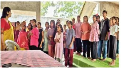 छात्रावास के बच्चों का छलका दर्द : छात्राओं का आरोप – गार्ड वर्दी धुलवाती है, मालिश भी कराती है, काम नहीं करने पर देती है धमकी छात्रावास के बच्चों का छलका दर्द : छात्राओं का आरोप – गार्ड वर्दी धुलवाती है, मालिश भी कराती है, काम नहीं करने पर देती है धमकी
