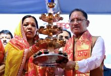 Raipur News: सवा लाख ‘आशीर्वाद के दीपों’ से जगमगाया खारुन तट, प्रधानमंत्री मोदी के स्वस्थ और दीर्घायु जीवन के लिए हुई महाआरती