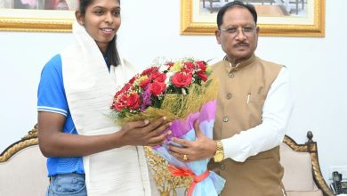 एशियन गेम्स की स्वर्ण पदक विजेता टीम की संजू देवी को मुख्यमंत्री श्री विष्णु देव साय ने 51 लाख रुपए की प्रोत्साहन राशि देने की घोषणा की