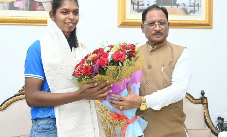 एशियन गेम्स की स्वर्ण पदक विजेता टीम की संजू देवी को मुख्यमंत्री श्री विष्णु देव साय ने 51 लाख रुपए की प्रोत्साहन राशि देने की घोषणा की एशियन गेम्स की स्वर्ण पदक विजेता टीम की संजू देवी को मुख्यमंत्री श्री विष्णु देव साय ने 51 लाख रुपए की प्रोत्साहन राशि देने की घोषणा की