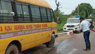 धमतरी में चलती स्कूली बस में लगी आग, 25 बच्चे और शिक्षक थे सवार  