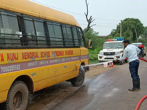 धमतरी में चलती स्कूली बस में लगी आग, 25 बच्चे और शिक्षक थे सवार  