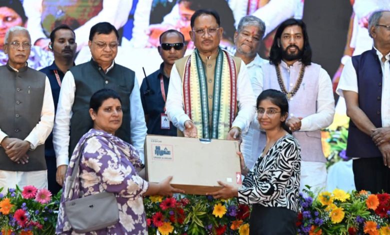 CM साय ने श्रमिकों को दी 3 बड़ी सौगात: सुविधा केंद्र से लेकर ई-रिक्शा में अनुदान राशि बढ़ाने का किया ऐलान