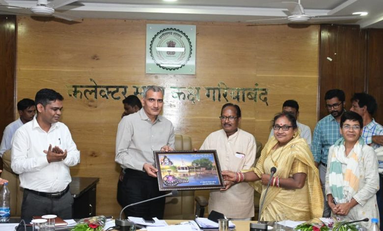 CG News: स्वास्थ्य विभाग के 2 वरिष्ठ कर्मचारियों को ससम्मान विदाई, कलेक्टर ने सौंपे पेंशन आदेश CG News: स्वास्थ्य विभाग के 2 वरिष्ठ कर्मचारियों को ससम्मान विदाई, कलेक्टर ने सौंपे पेंशन आदेश