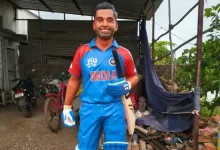 क्रिकेटर सूर्यकुमार की मूर्ति लेकर बालोद से मुंबई पहुंचा फैन:फसल बेचकर बनवाई, 1300km सफर कर मिलने पहुंचा; क्रिकेटर बोले- छत्तीसगढ़ आऊंगा, परिवार से मिलूंगा