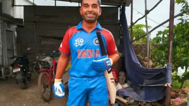 क्रिकेटर सूर्यकुमार की मूर्ति लेकर बालोद से मुंबई पहुंचा फैन:फसल बेचकर बनवाई, 1300km सफर कर मिलने पहुंचा; क्रिकेटर बोले- छत्तीसगढ़ आऊंगा, परिवार से मिलूंगा