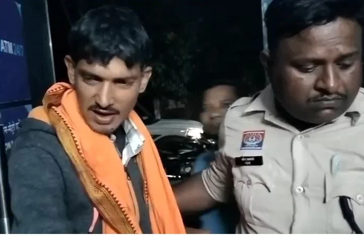 छीनी-हथौड़ी लेकर ATM में घुसा चोर: कैश निकालने से पहले पहुंच गई पुलिस, जानिए फिर आगे क्या हुआ छीनी-हथौड़ी लेकर ATM में घुसा चोर: कैश निकालने से पहले पहुंच गई पुलिस, जानिए फिर आगे क्या हुआ