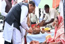 मुख्यमंत्री विष्णुदेव साय का अचानक रुका काफिला, सड़क किनारे दीये बेच रही महिला का जाना हाल, खरीदे ‘आशीर्वाद का दीया’